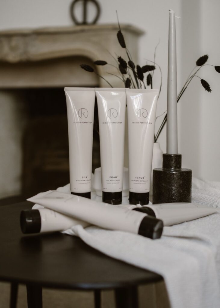 Drie reinigingsproducten van IK Skin Perfection op een tafel