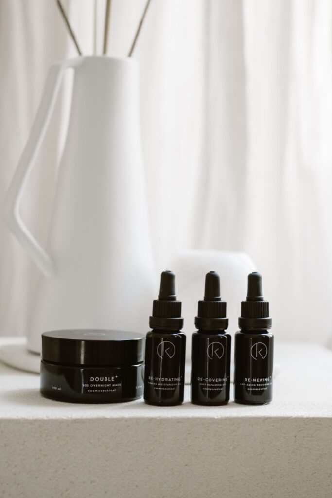 Masker en serums van IK Skin Perfection naast een witte vaas